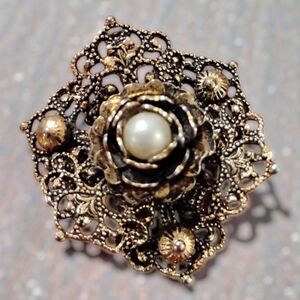 Vintage Antique-Style Gold-toned Filigree Brooch with Luminous Pearl Center